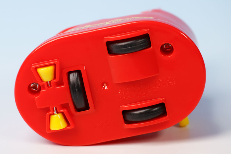 底面部分。黄色いところが端を検知して、向きを変えるような仕組みになっている