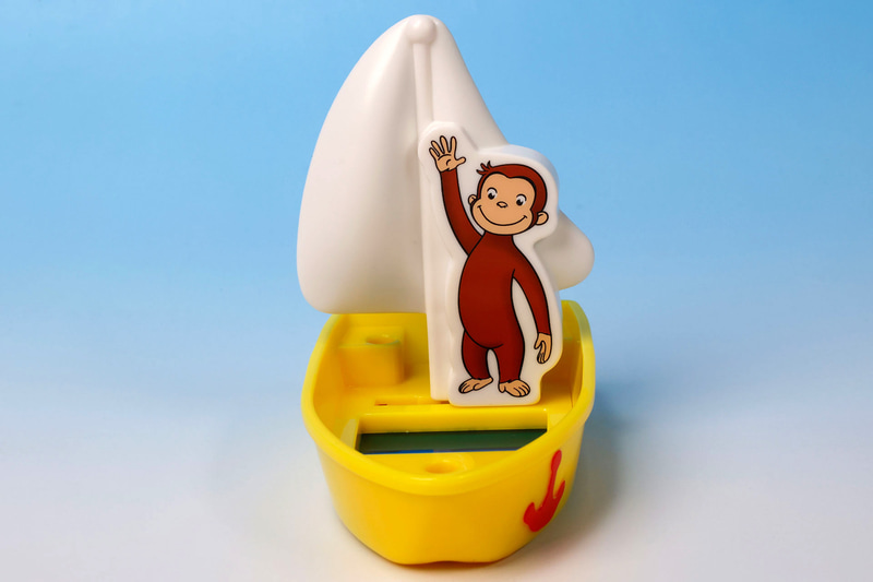 黄色いボートに乗ってご機嫌そうなジョージ