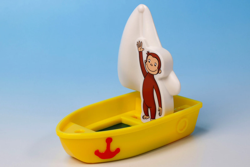 ボートには、絵ではあるが赤いイカリも付けられている