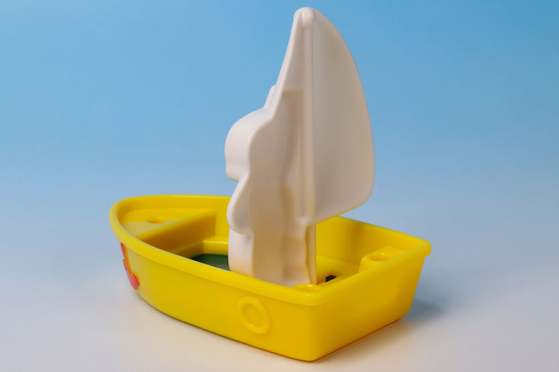 小ぶりだが、ボートもしっかりとしたデザインになっている