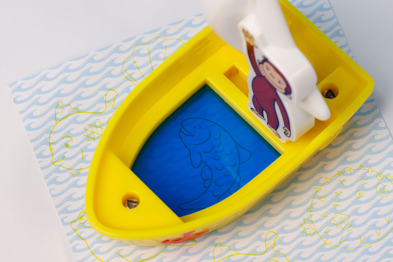 海のシートを下に敷いて、ボートから覗いてみよう