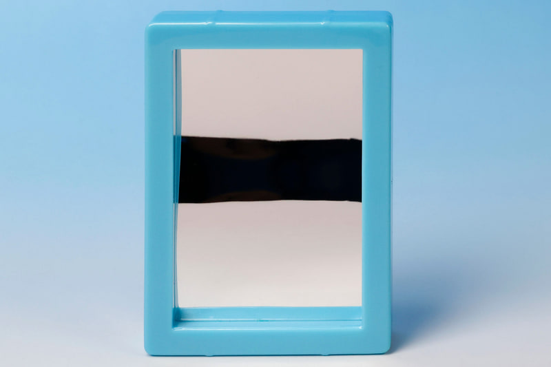 一見すると普通の鏡のように見える