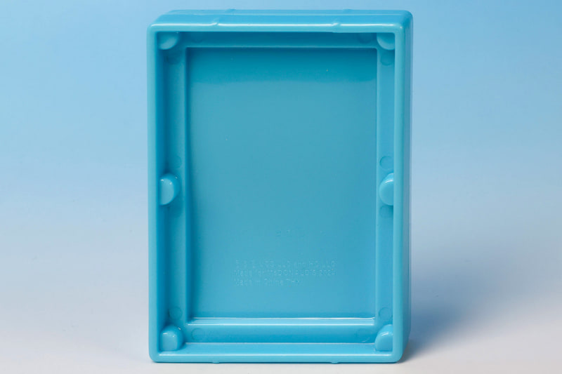 鏡の背面側はスッキリとした形になっている