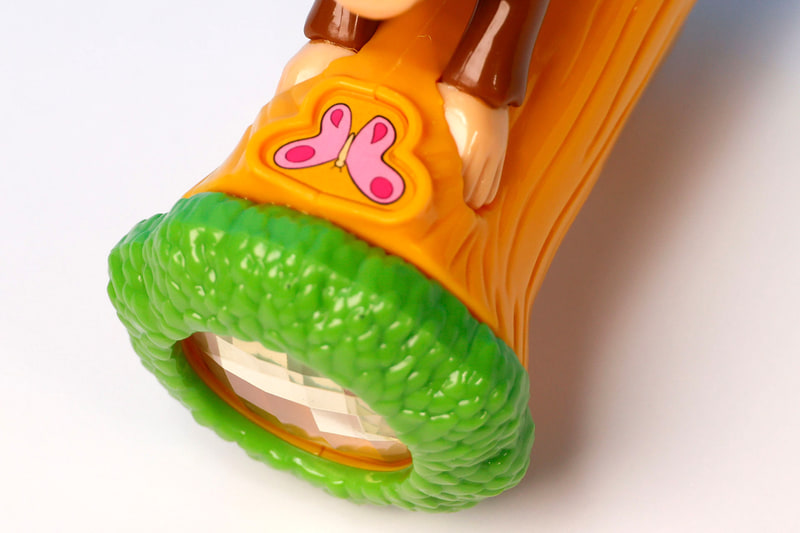 ジョージが見ているのはスコープ……じゃなくて、こちらのちょうちょだった!?