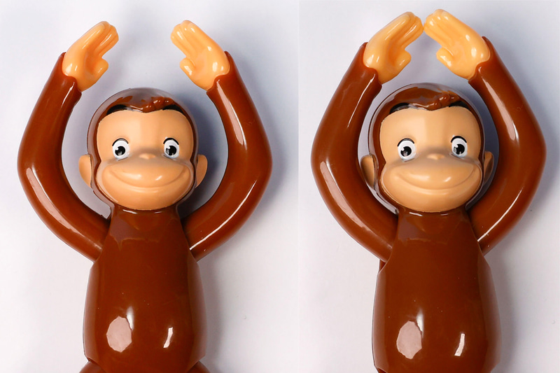 足を摘まむと手がこのように閉じる