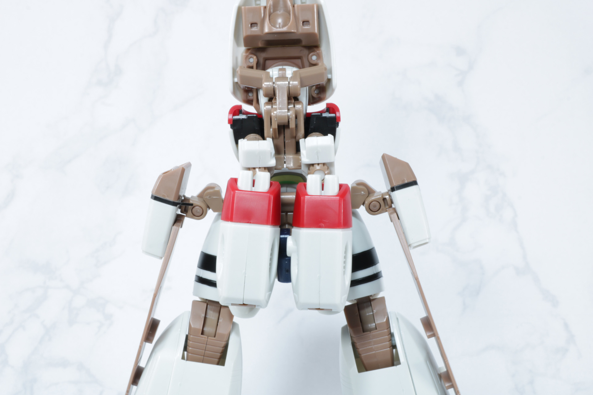 後ろに回した腕を起こして、肩の装甲部が外側に向くように調整