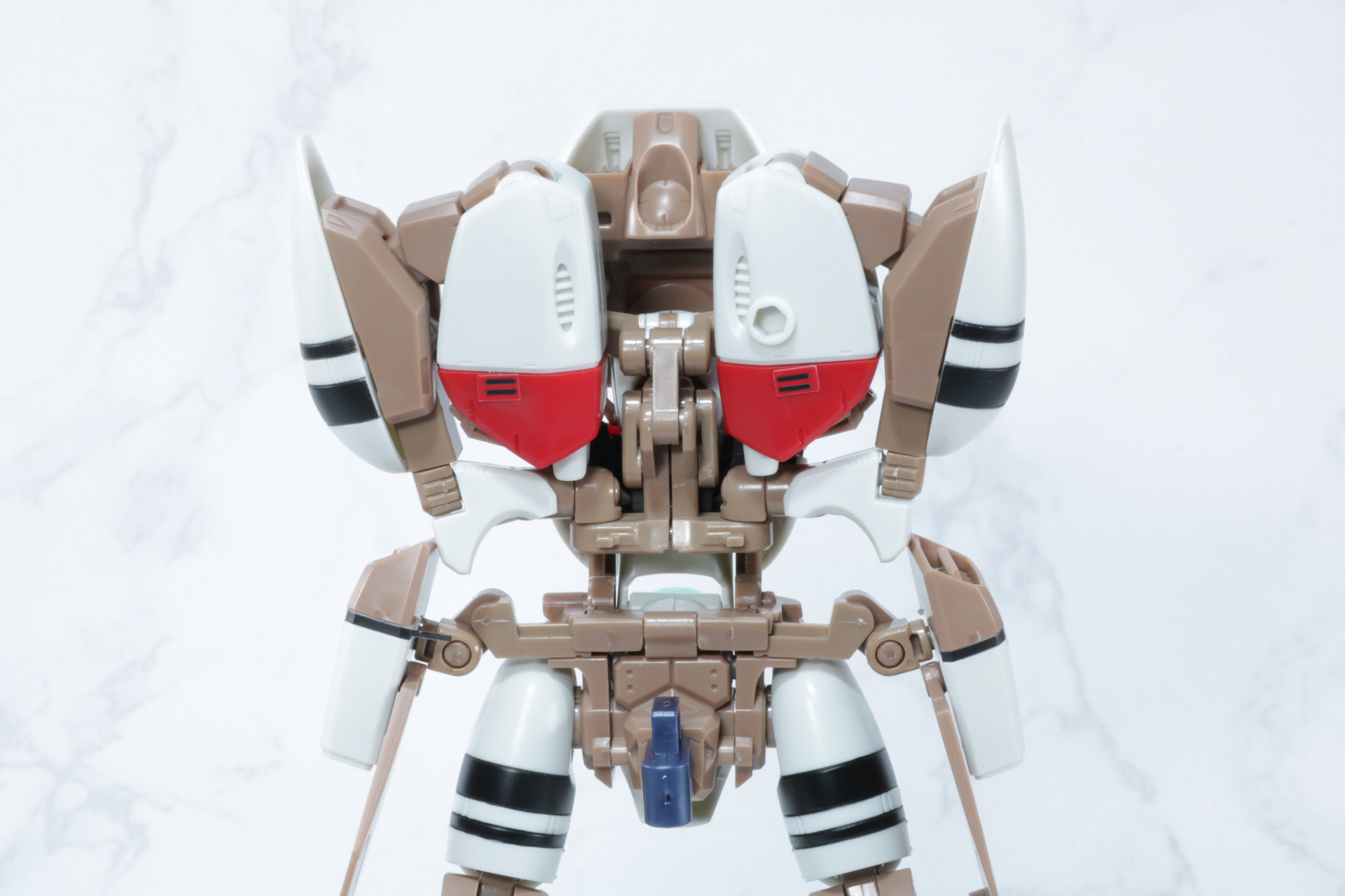 後ろに回した腕を起こして、肩の装甲部が外側に向くように調整