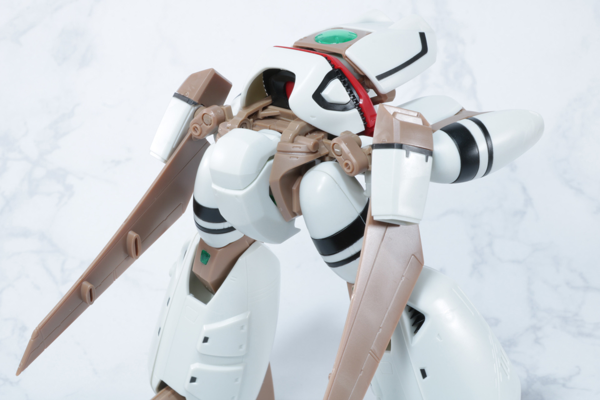 主翼パーツを左右へ展開