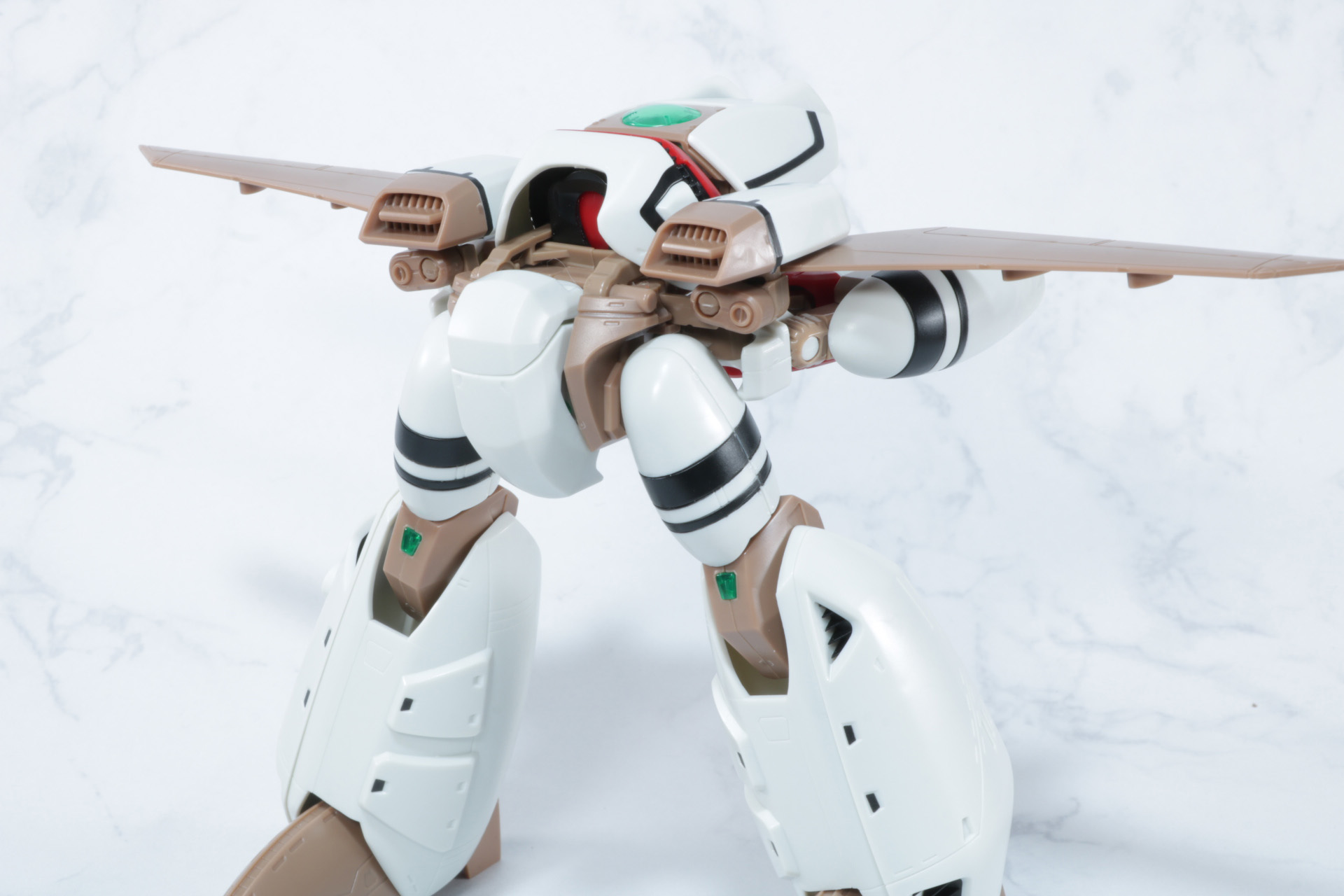 主翼パーツを左右へ展開