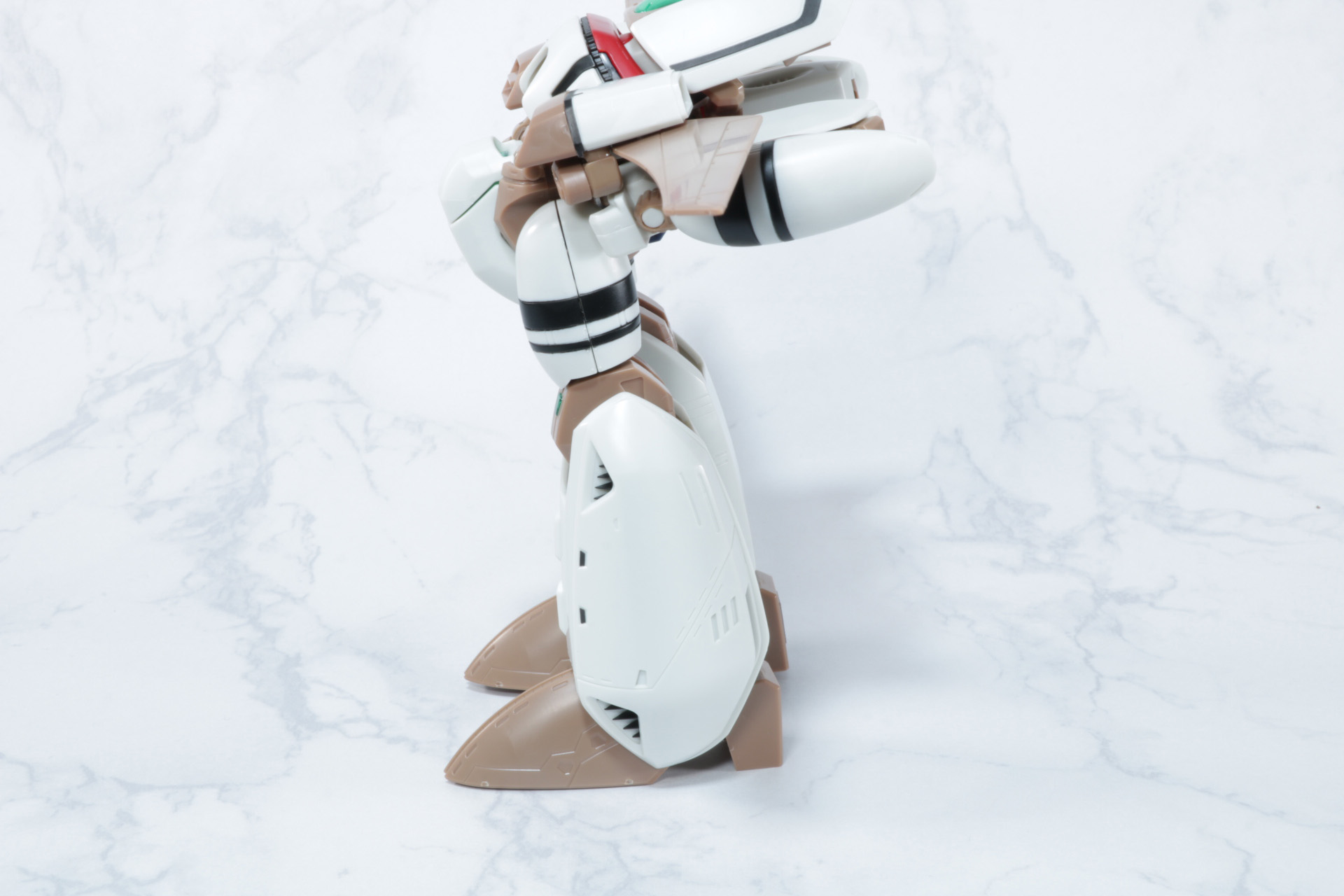 脚部を後ろへ移動。つま先を畳む