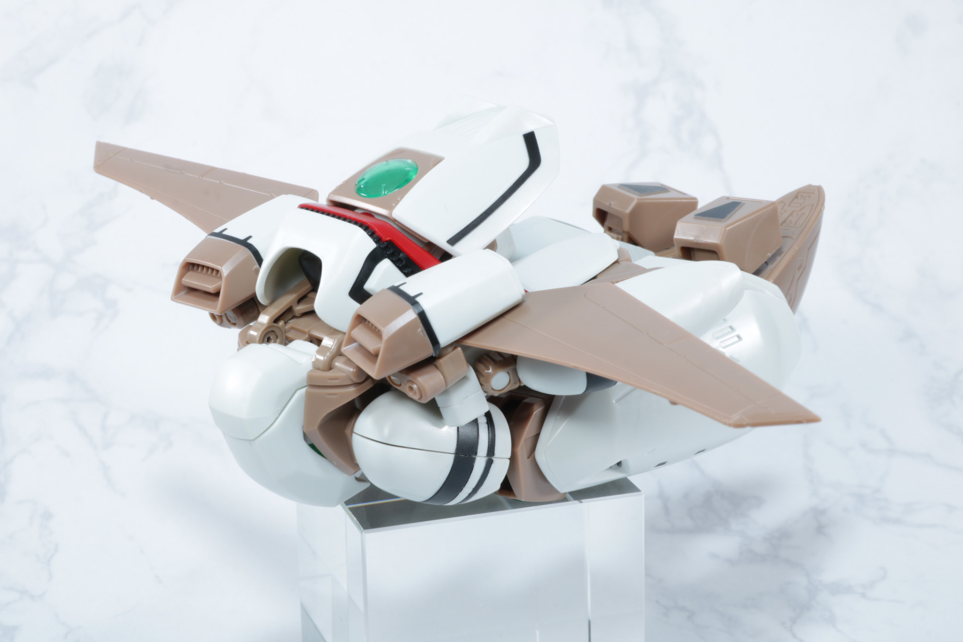 脚部を後ろへ移動。つま先を畳む