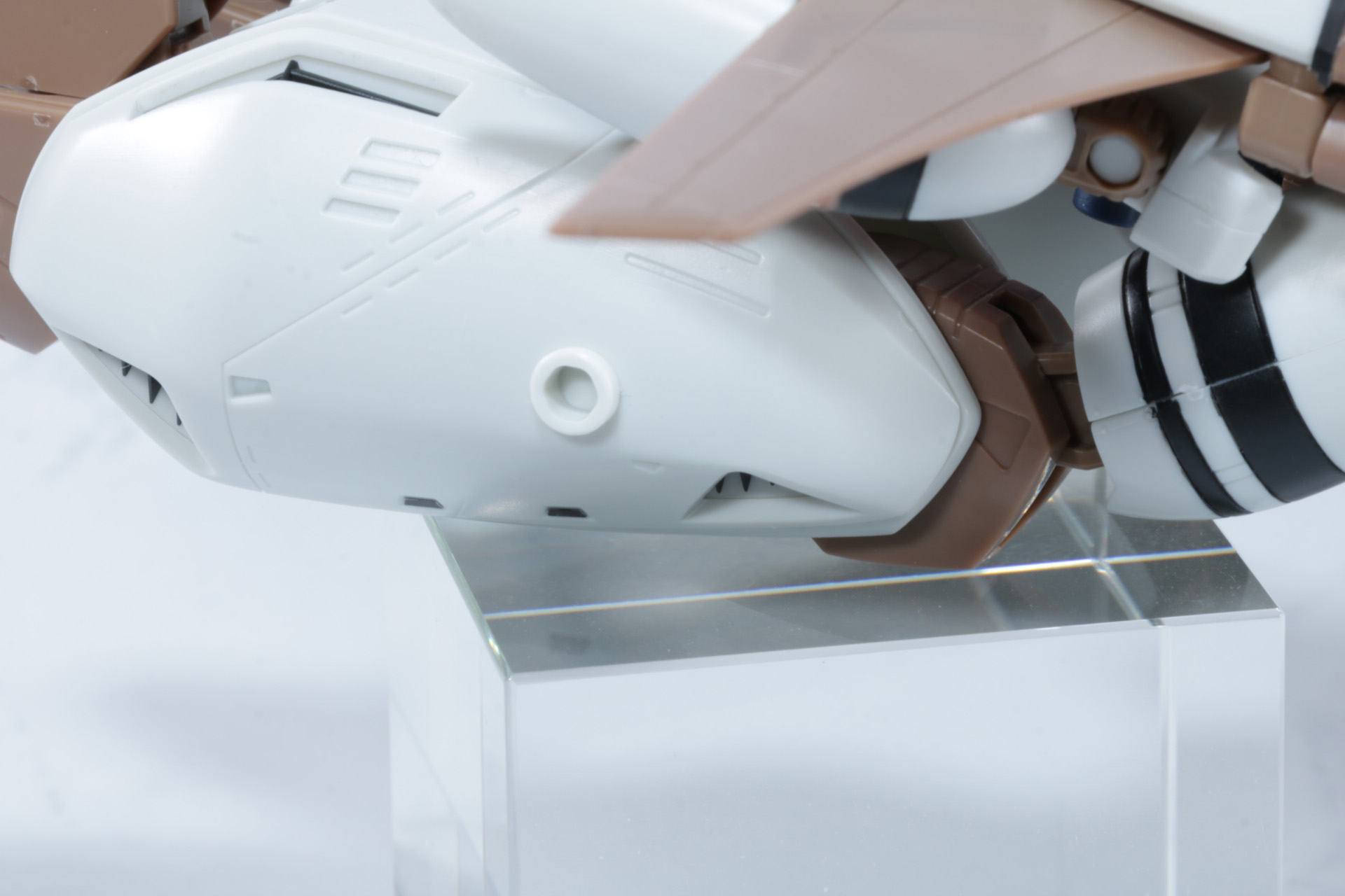 右脚部にミサイルガンを取りつけて変形完了