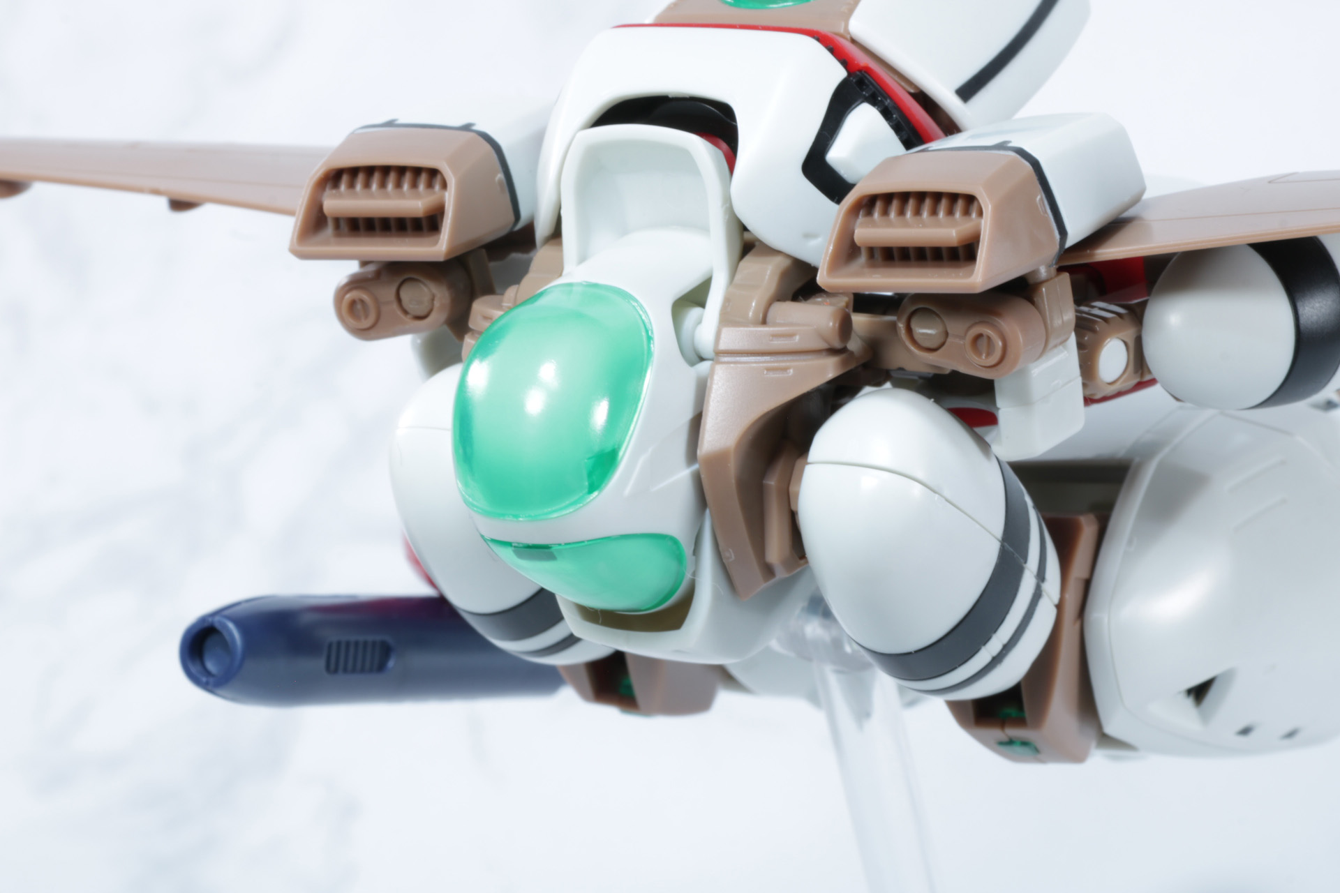 コックピット部分にパーツを覆いかぶせて完了