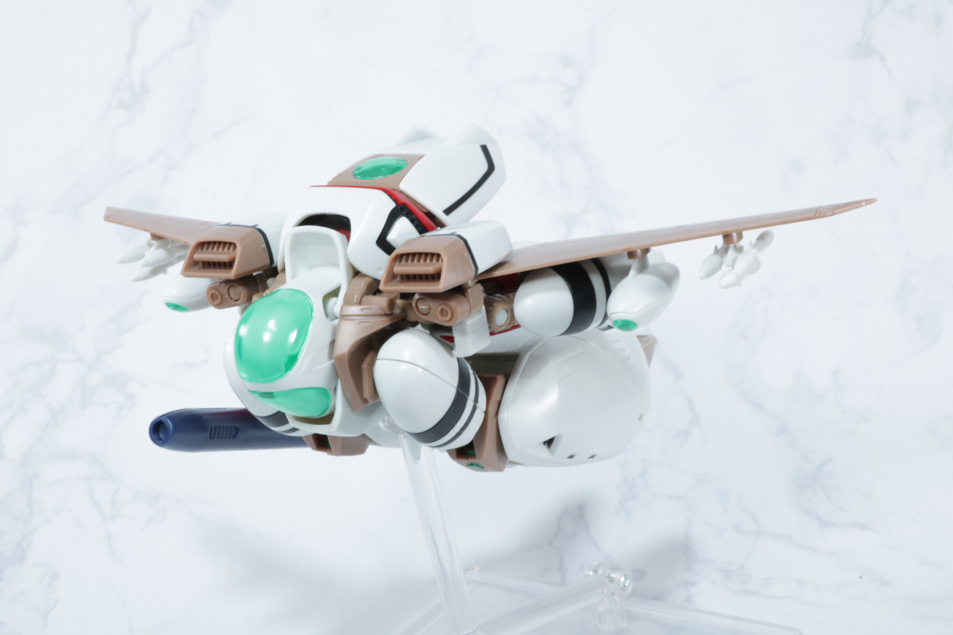 昆虫のような印象のフライヤー形態。腕部や脚部もコンパクトに収まり、プロポーションも抜群