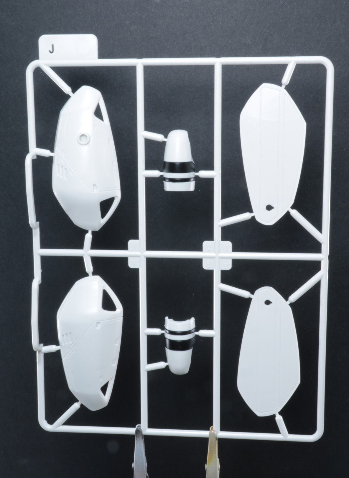 Jパーツは塗装済みパーツが入っている