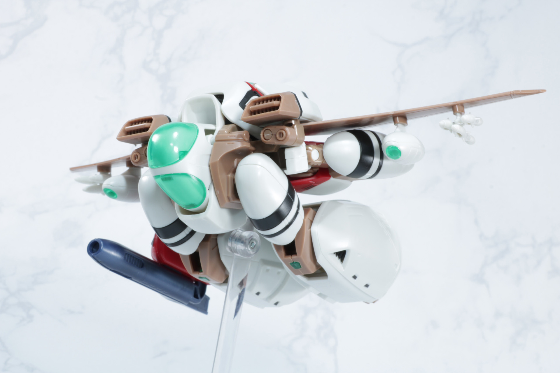 右にはミサイルガンを搭載