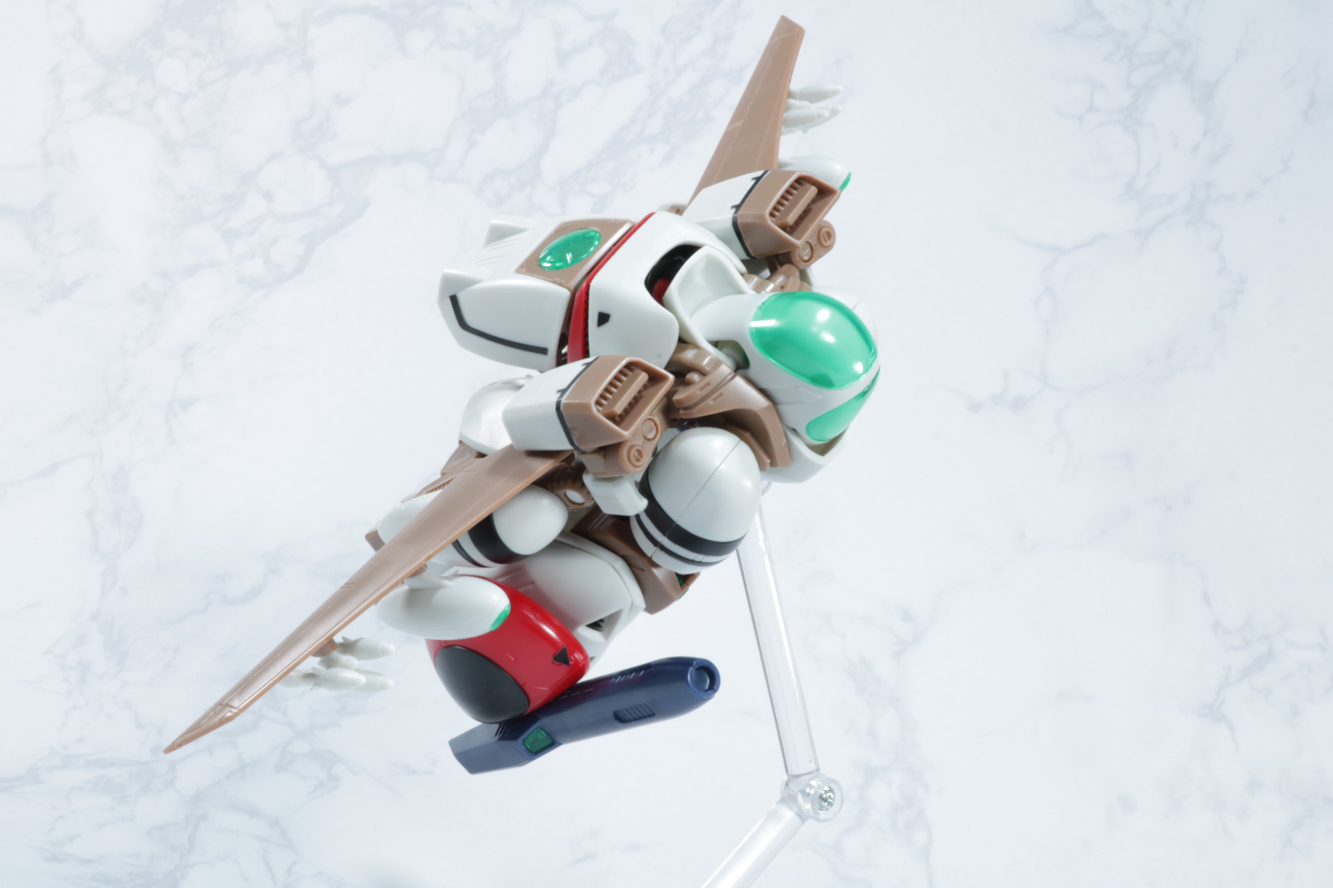 脚部だけを展開し急制動をかけるアクションも楽しめる