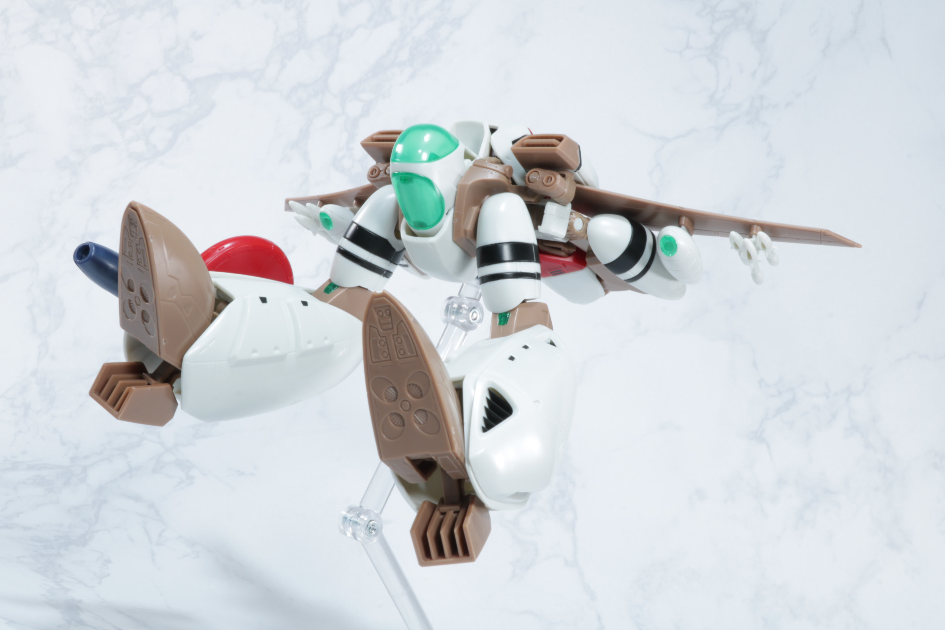 脚部だけを展開し急制動をかけるアクションも楽しめる