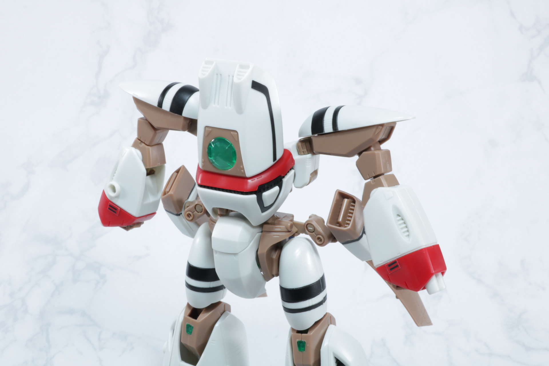 腕部を後ろへ回す。手首部分をコックピット部分の下になるように胸部をたおす