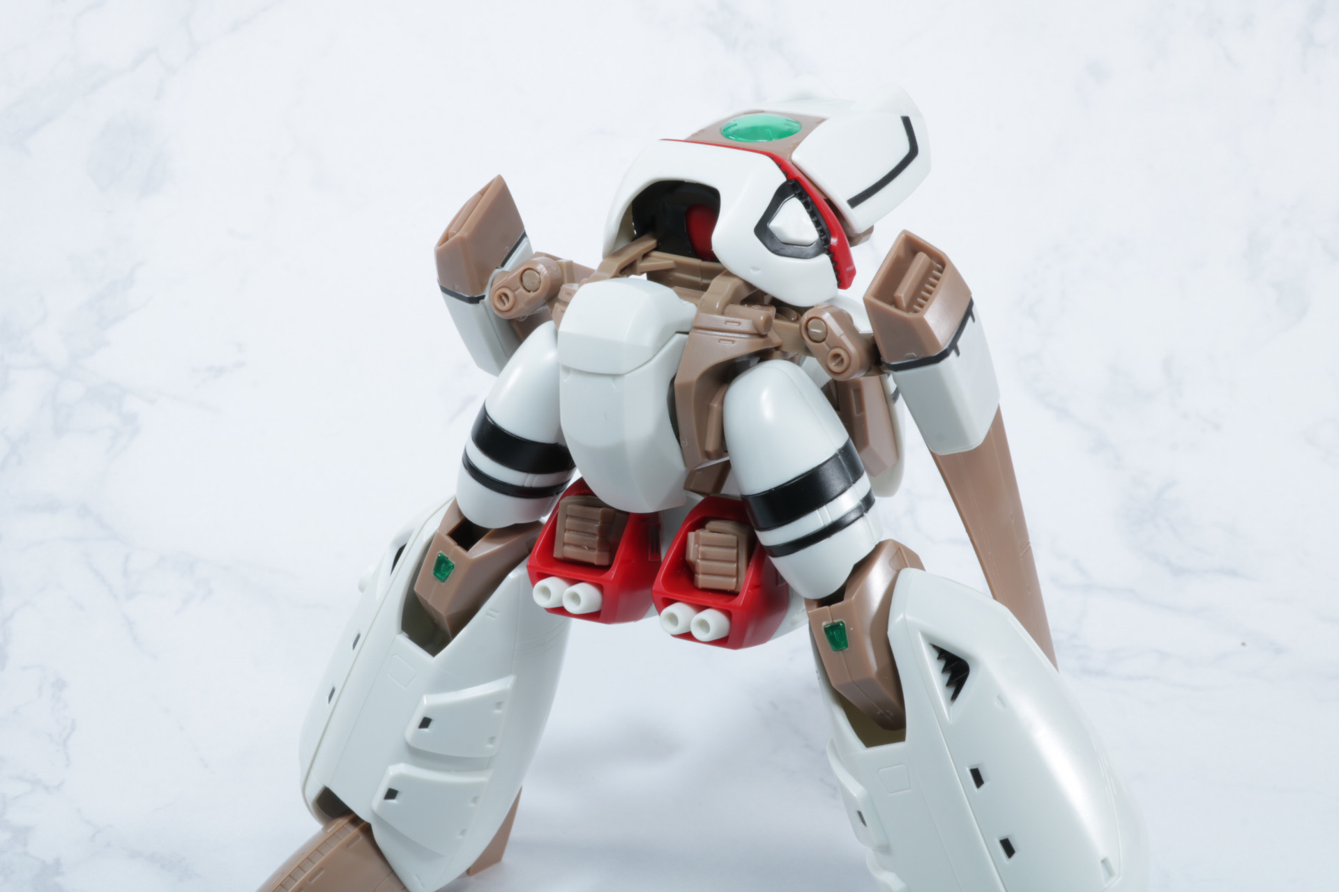 腕部を後ろへ回す。手首部分をコックピット部分の下になるように胸部をたおす