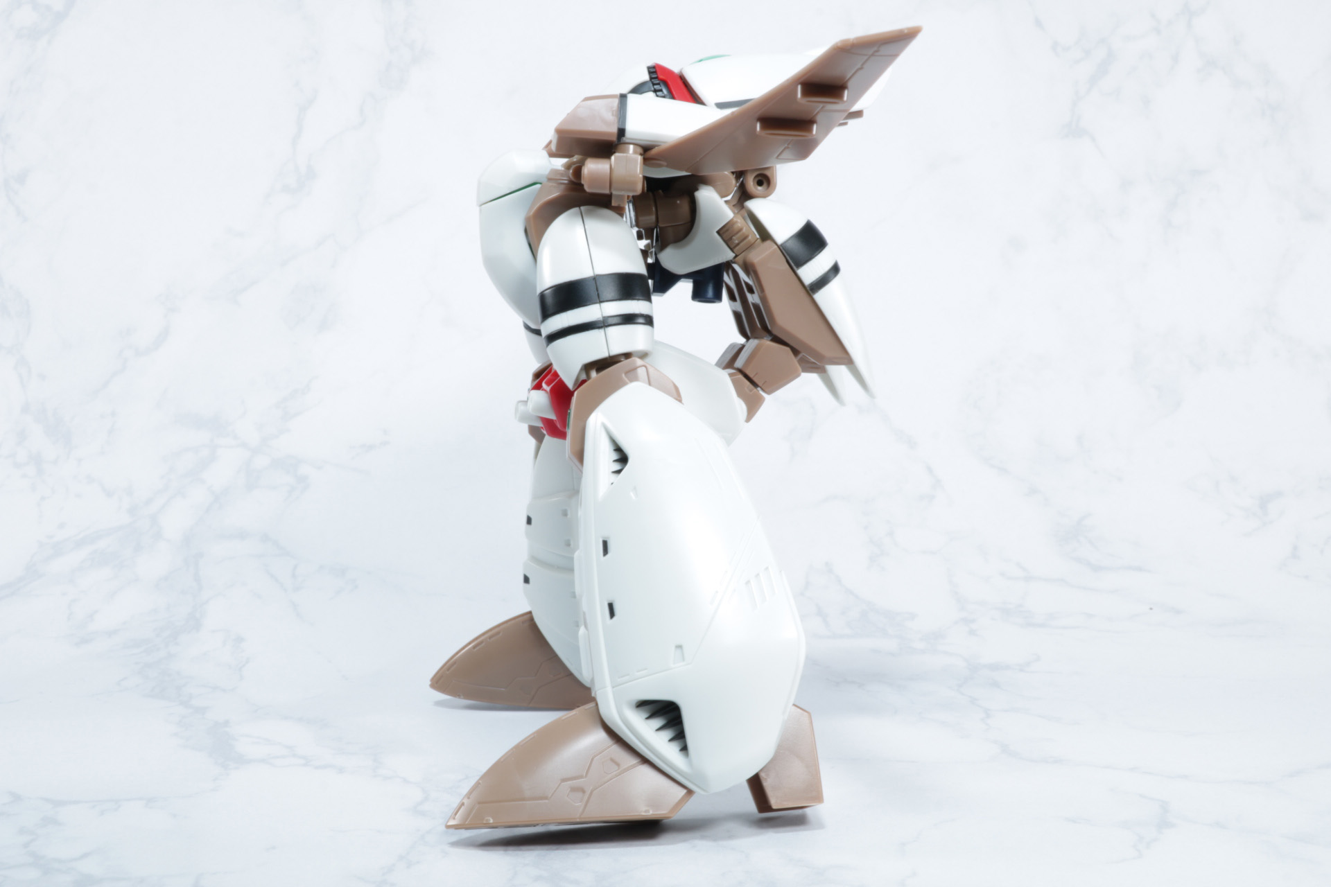 脚部は逆関節のような形に調整