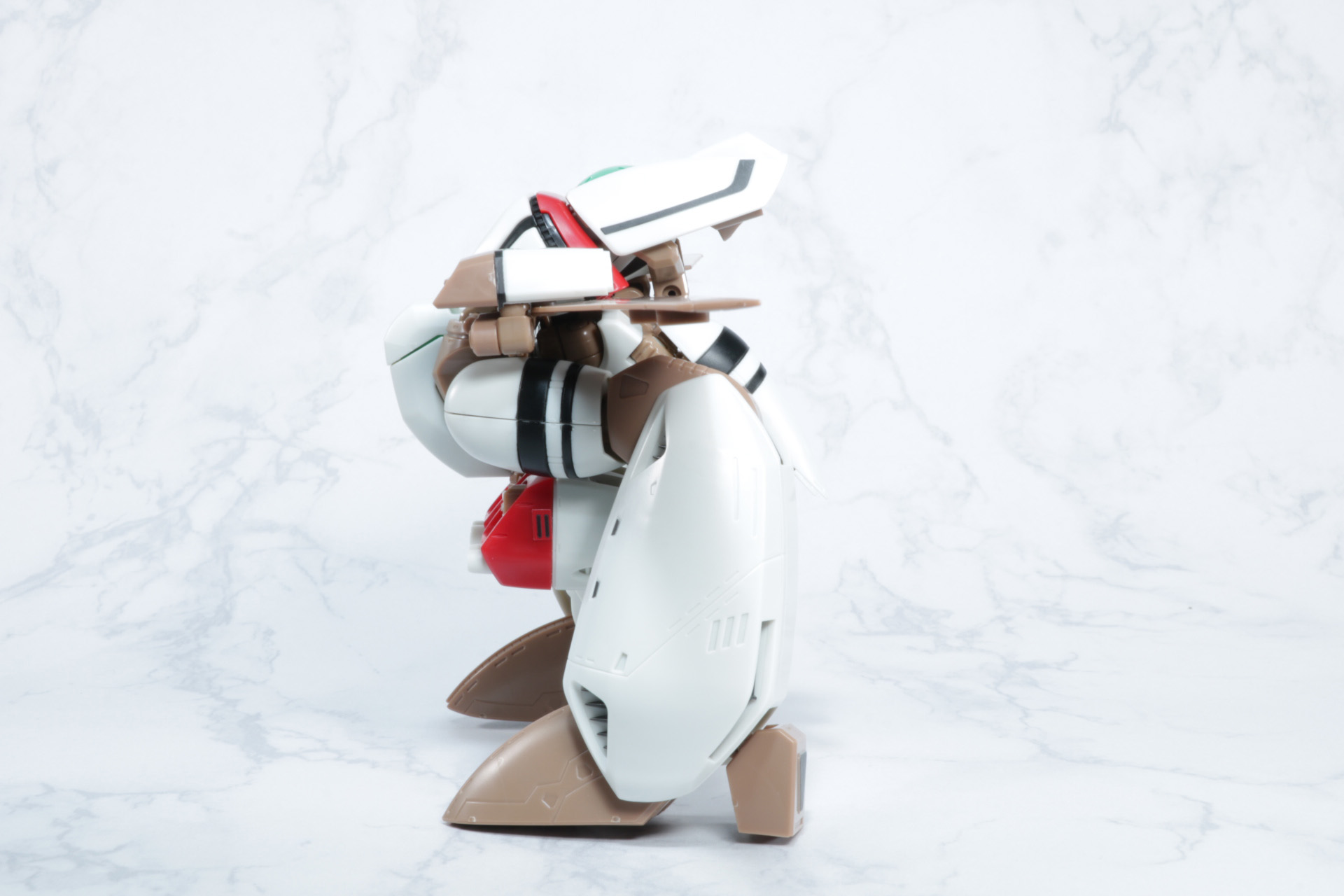 脚部は逆関節のような形に調整