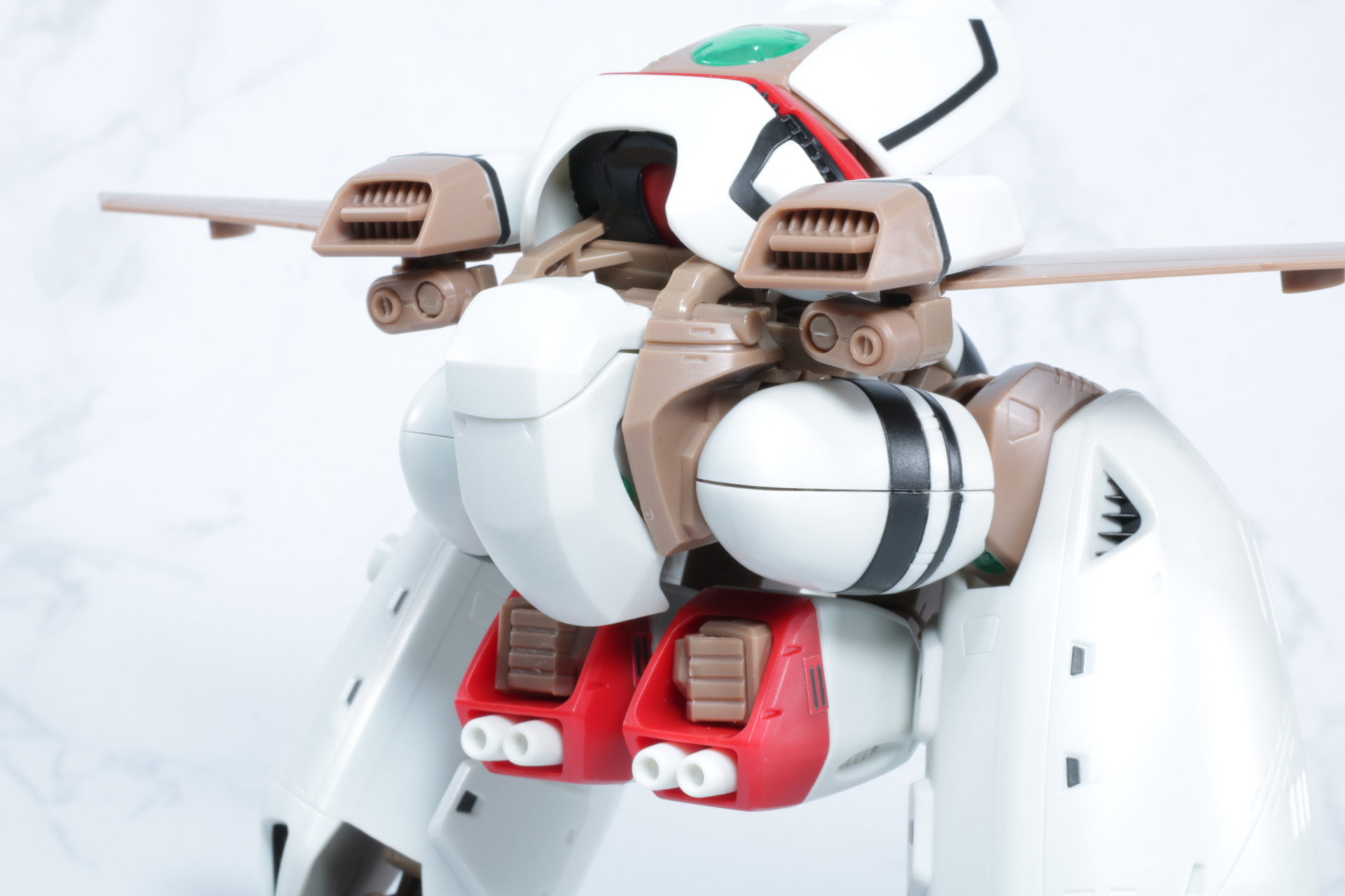 コックピット部分のカバーを開く