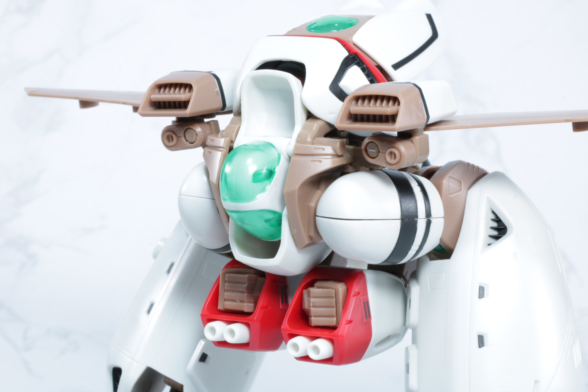 コックピット部分のカバーを開く