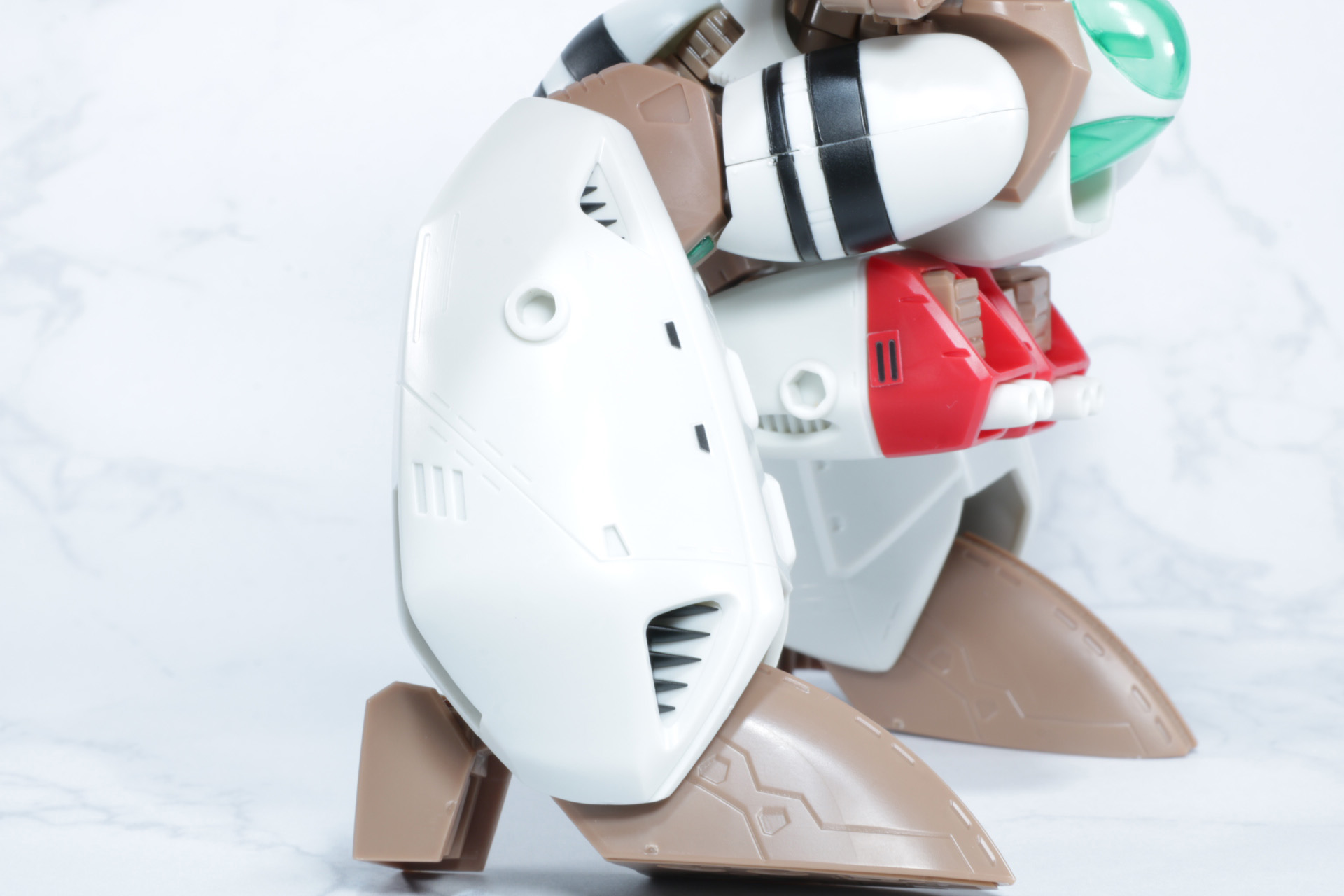 フライヤー形態同様に右脚部にミサイルガンを装着することで、ガウォーク形態が完成する