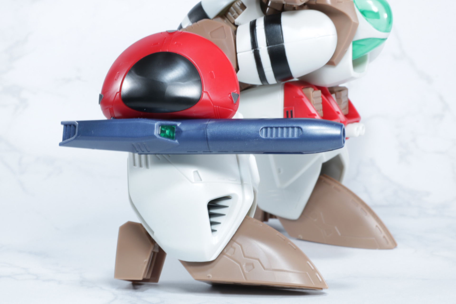 フライヤー形態同様に右脚部にミサイルガンを装着することで、ガウォーク形態が完成する