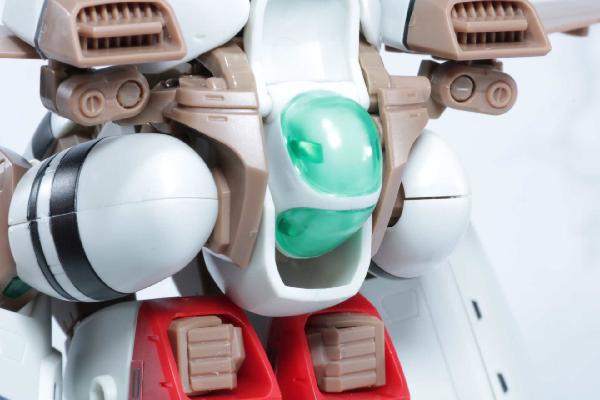 コックピット部分にプロポーション優先パーツを被せる