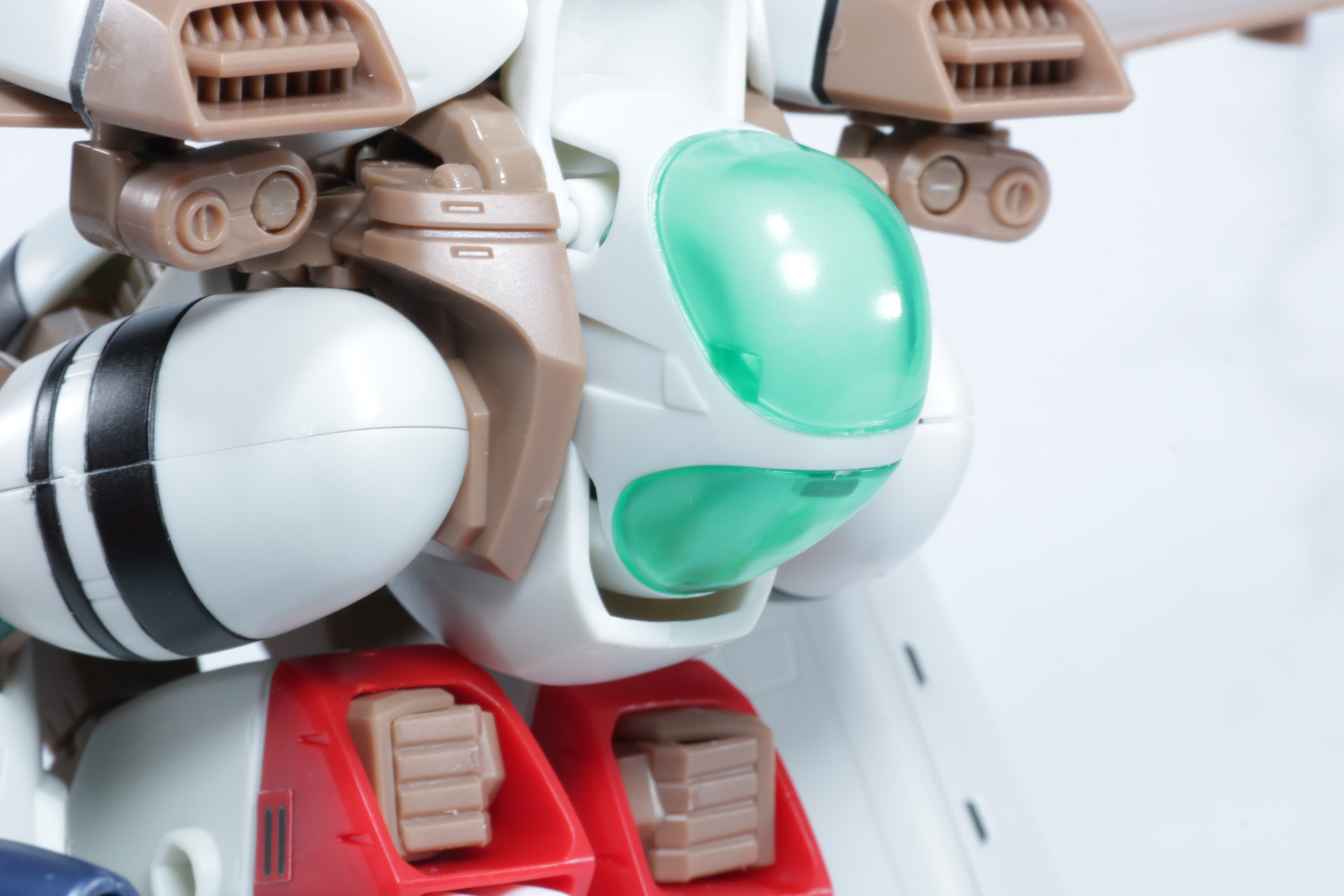 コックピット部分にプロポーション優先パーツを被せる