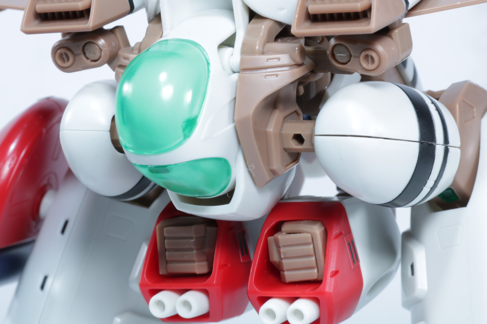 脚部の付け根を展開し、接続口にプロポーション優先パーツを到着