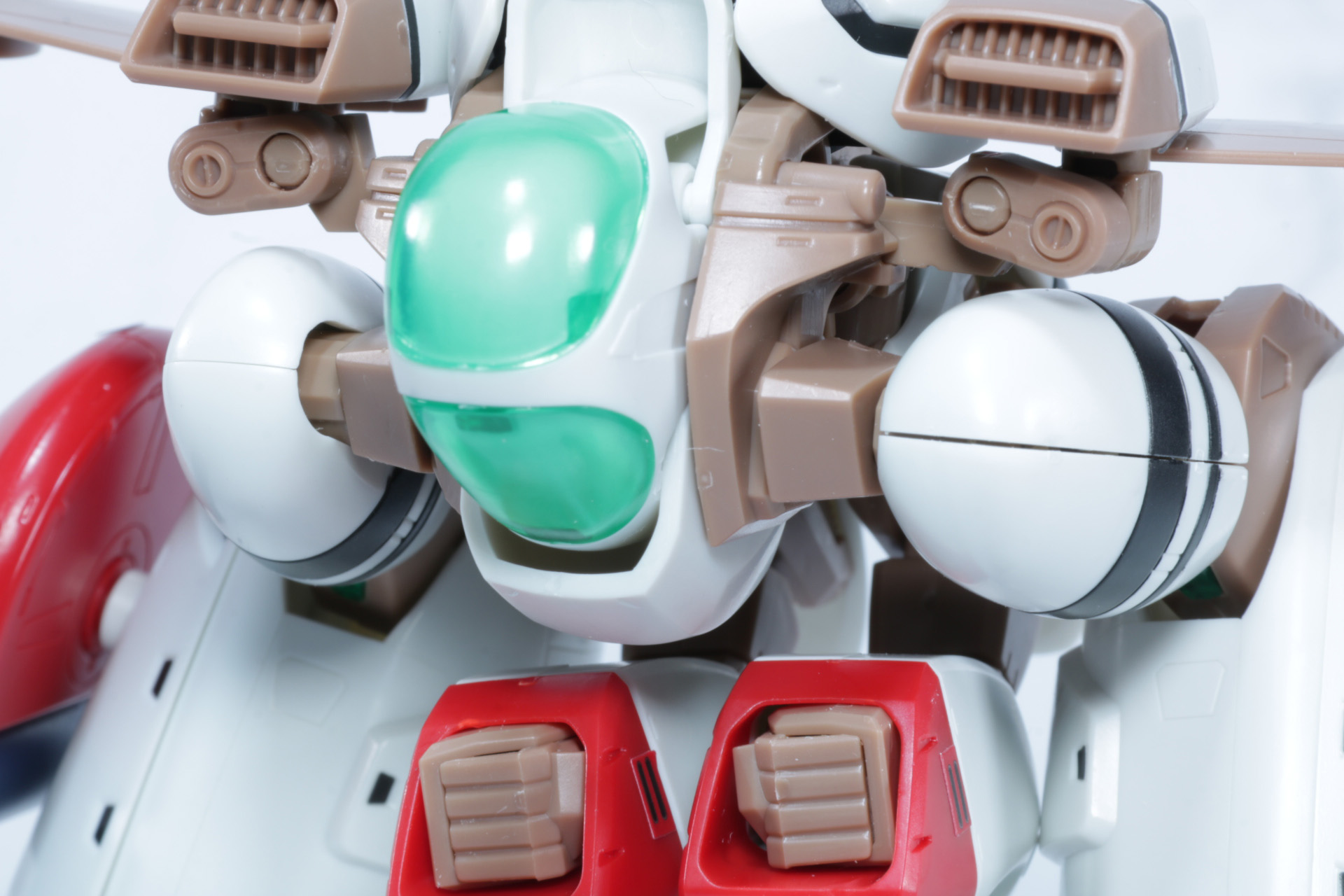 脚部の付け根を展開し、接続口にプロポーション優先パーツを到着