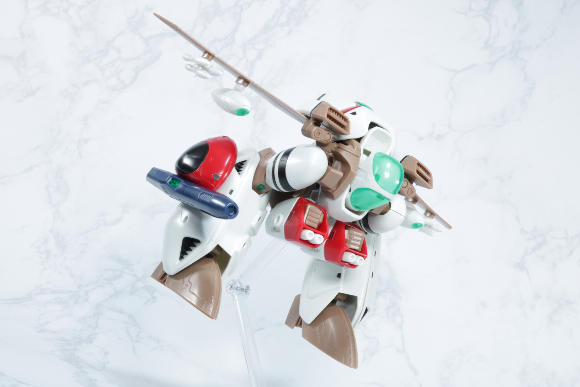 丸みのあるシルエットで、劇中の異なる文明技術が合わさったデザインが表現されている