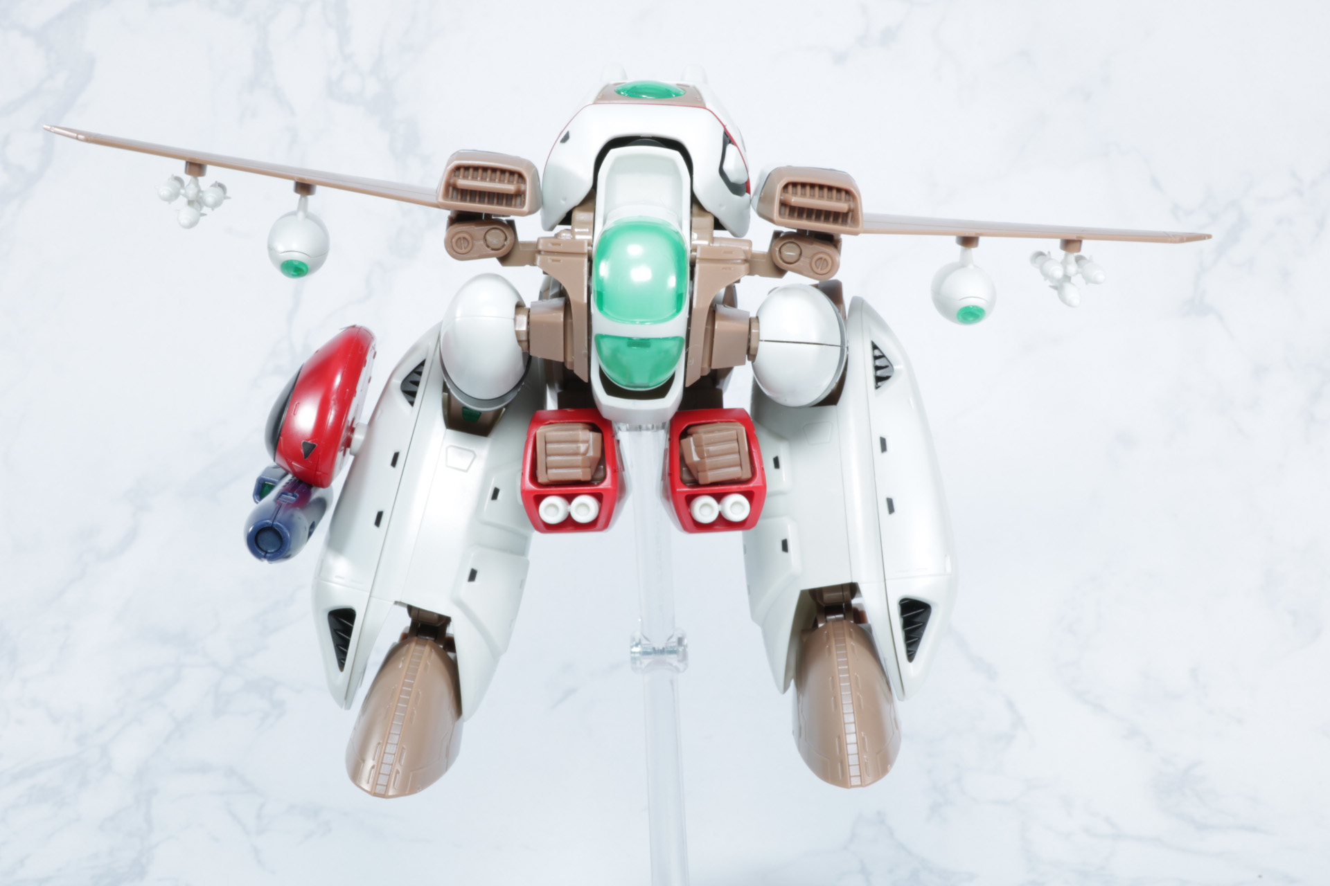 正面から見ると腕部の配置などフライヤー形態と異なっているのがわかる