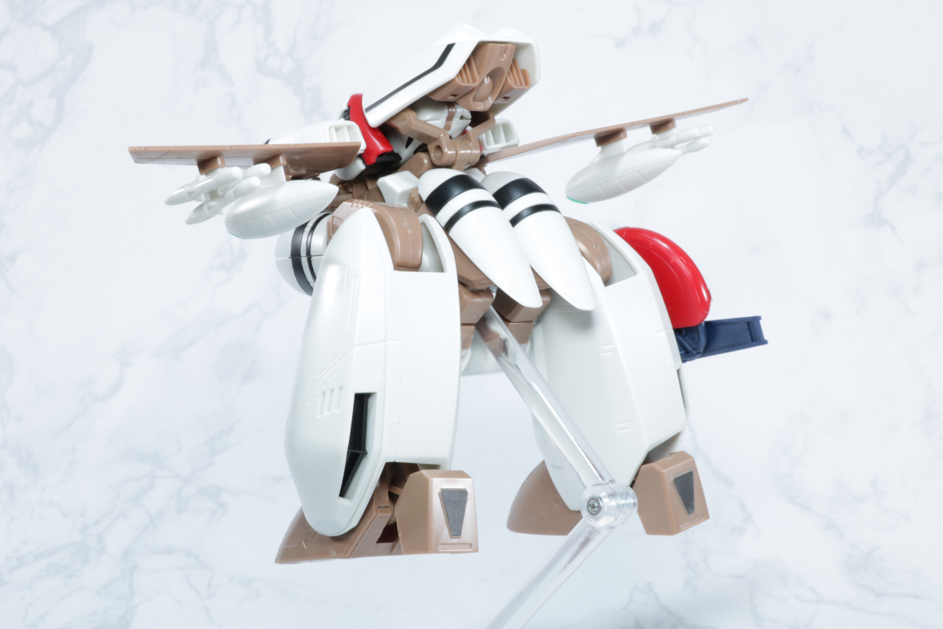 後ろから見ると肩のパーツが背面を覆っているのがわかる