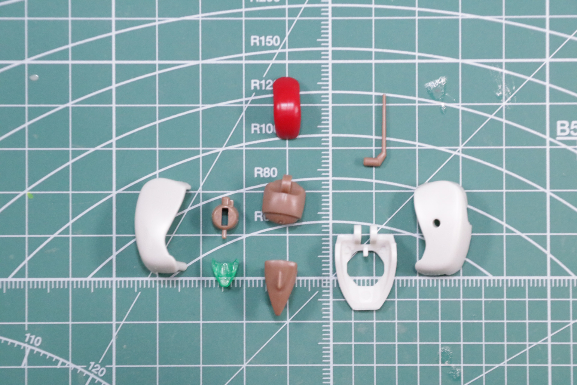 頭部と外装は成形色で劇中に近い色合いが再現されている。開閉も可能