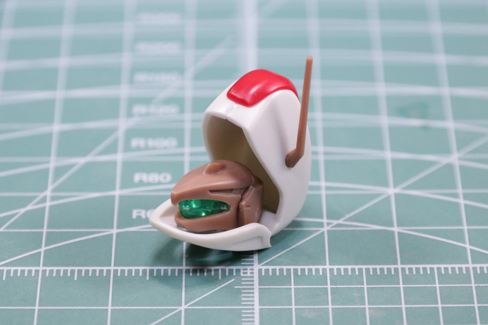 頭部と外装は成形色で劇中に近い色合いが再現されている。開閉も可能