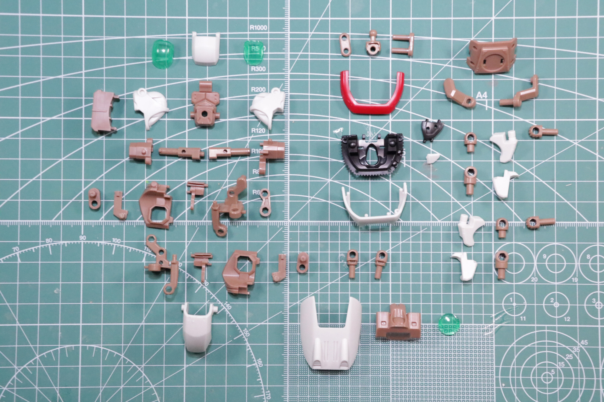 胴体部分の内部には可動部位を仕込みつつ、外観は劇中に近い配色がされている。左胸のラインなども成形色で色分けされている