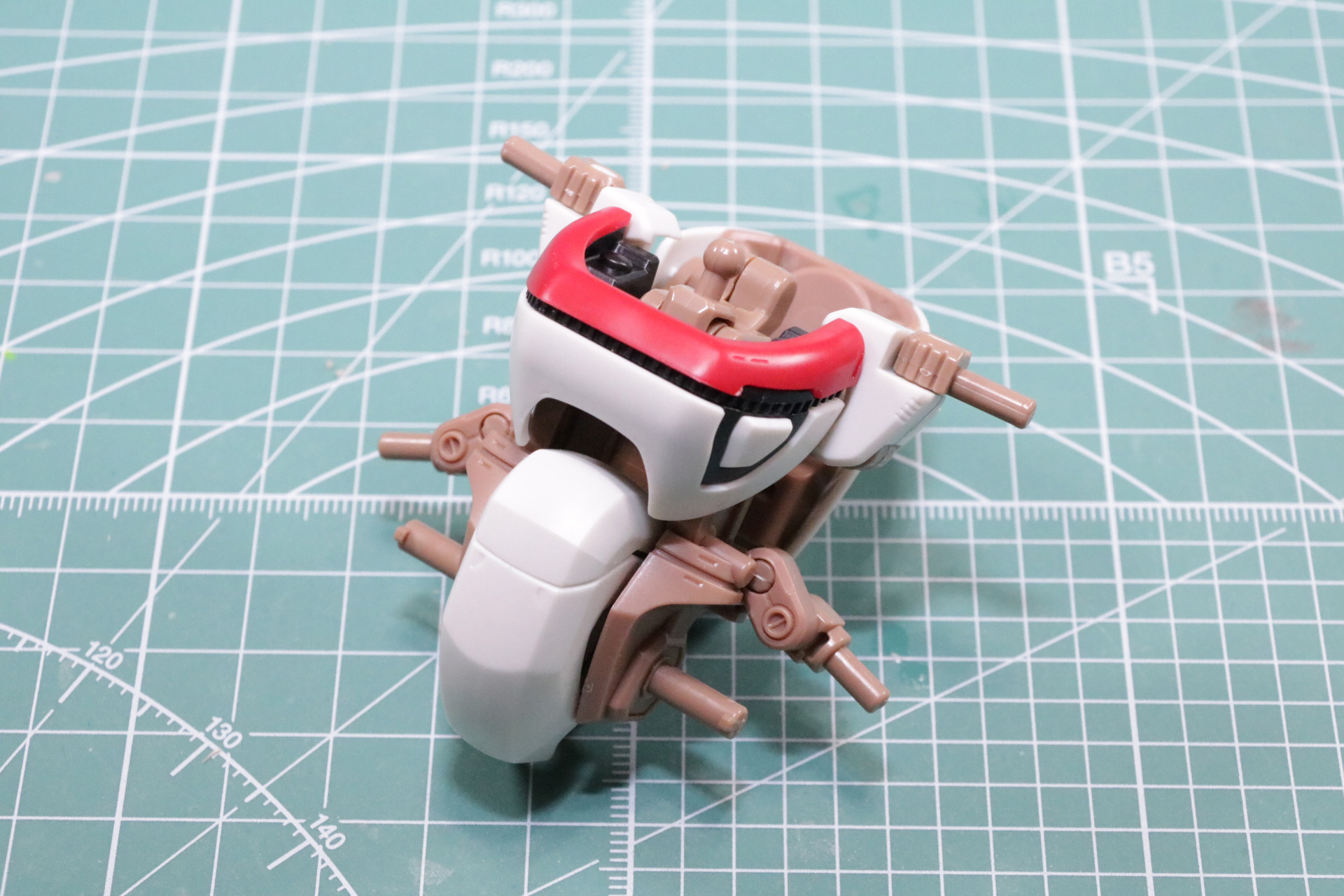 胴体部分の内部には可動部位を仕込みつつ、外観は劇中に近い配色がされている。左胸のラインなども成形色で色分けされている