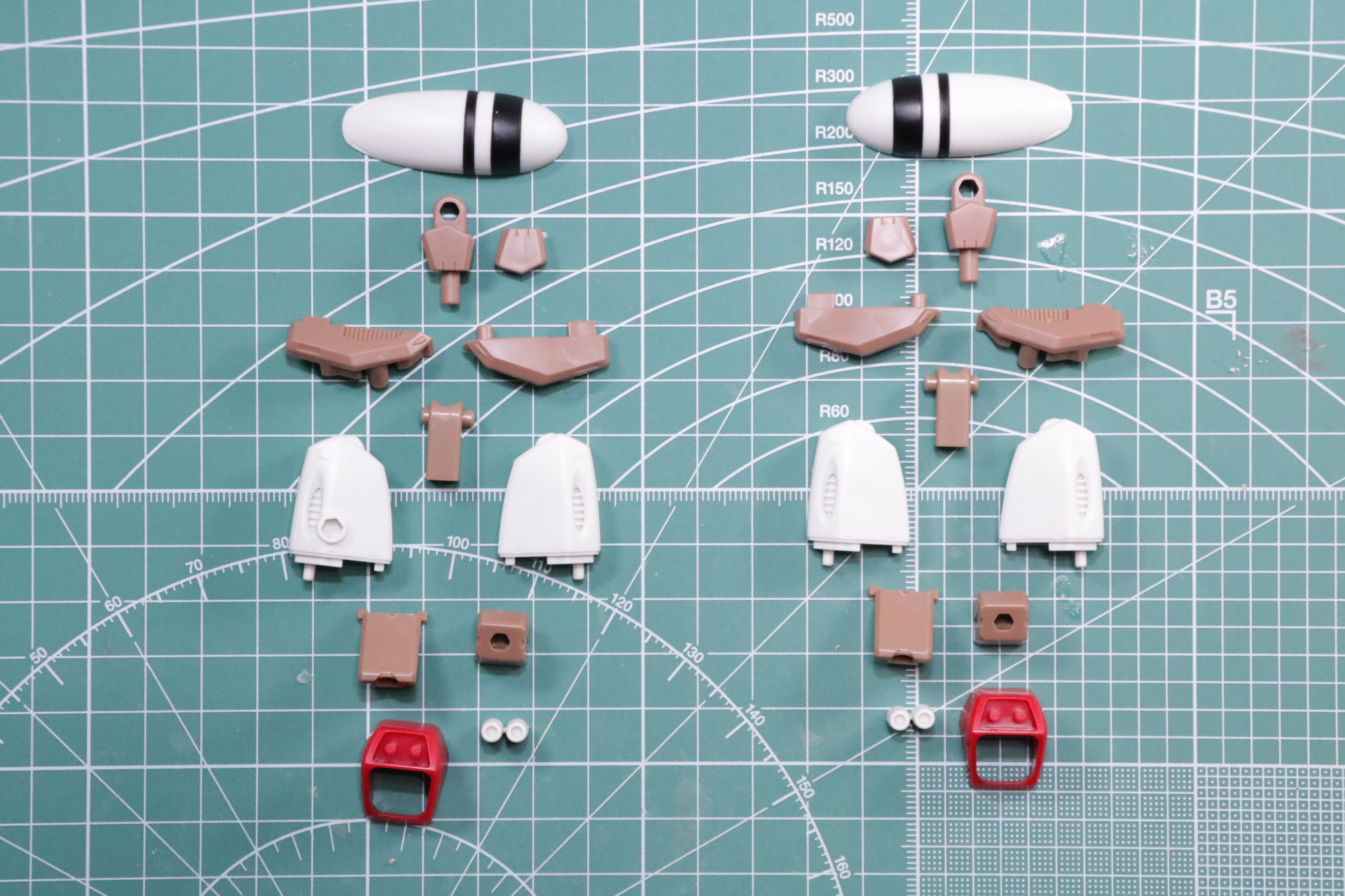 腕部は塗装済みパーツを使いつつ組み立て