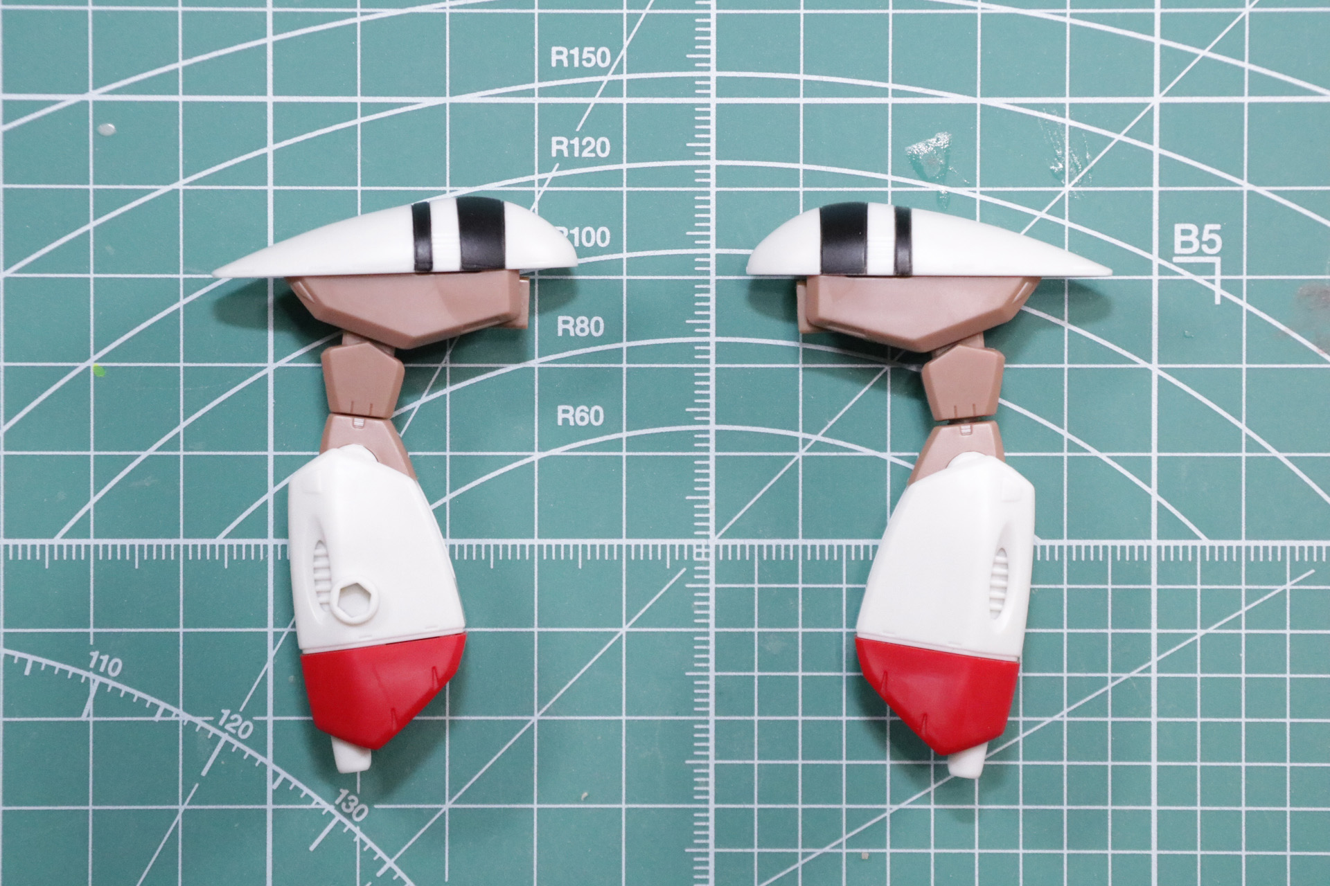 腕部は塗装済みパーツを使いつつ組み立て