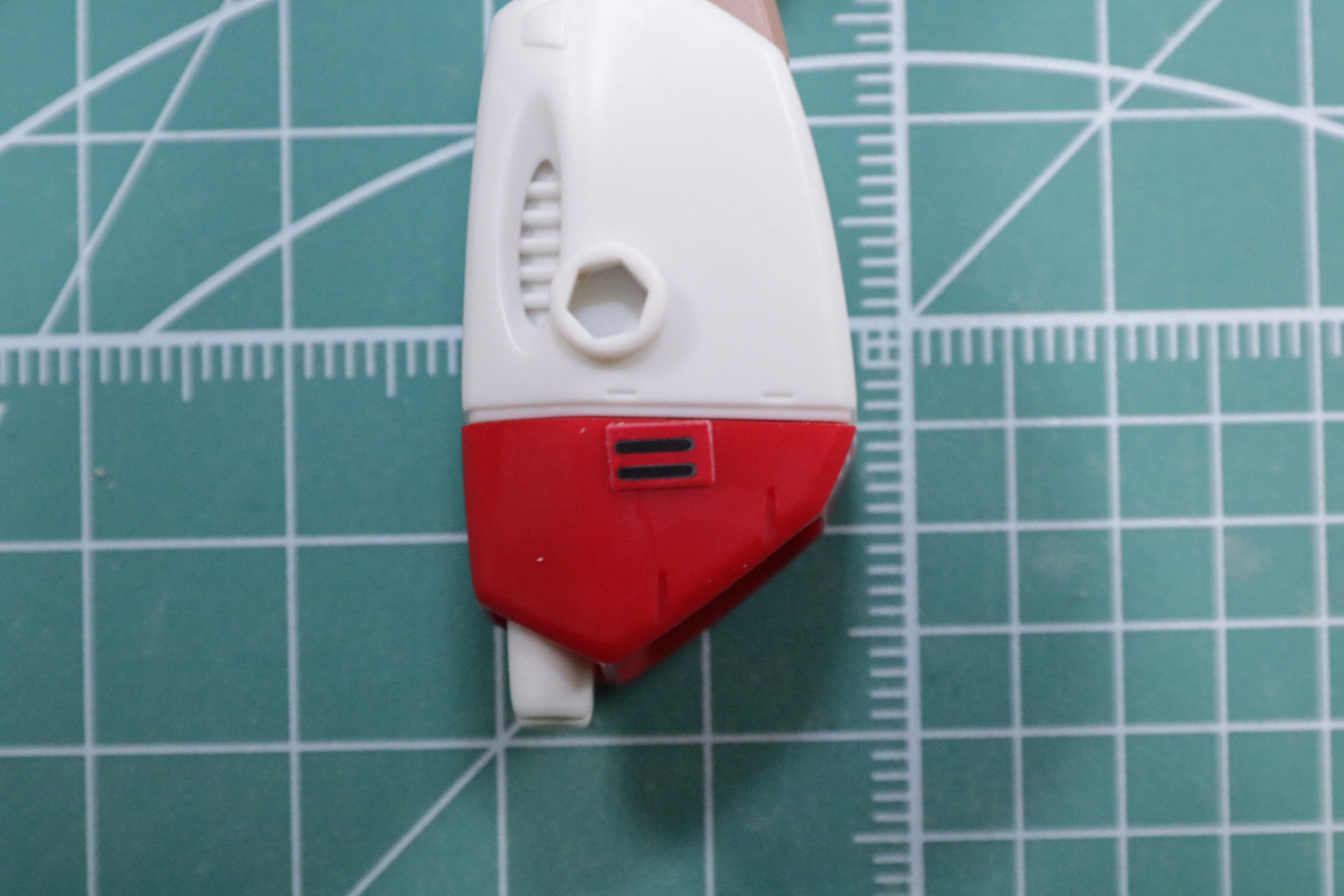 右腕部にシールを貼る