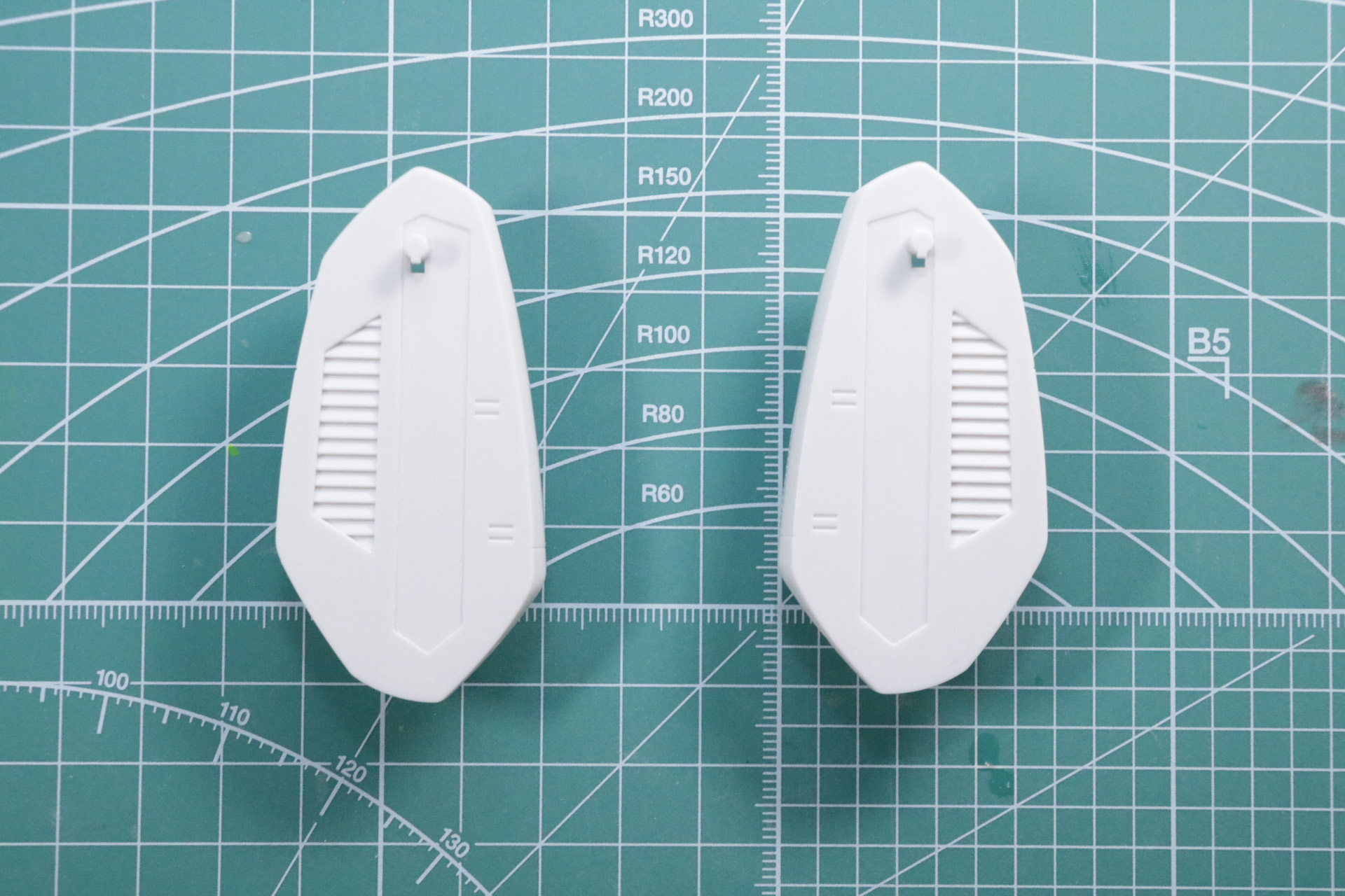 脚部パーツにシールを貼る。こちらはタンク形態時に露出する部分となる