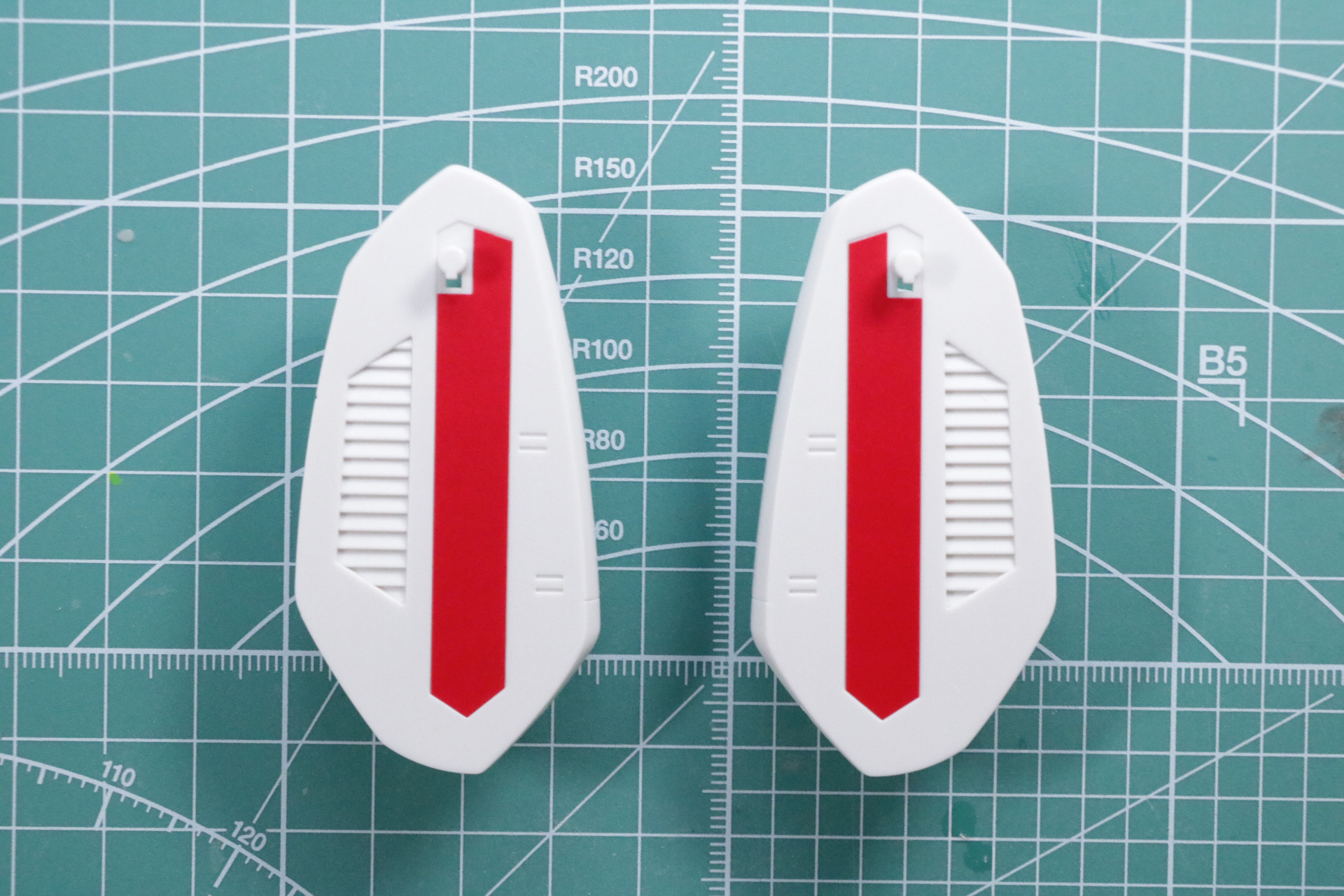 脚部パーツにシールを貼る。こちらはタンク形態時に露出する部分となる