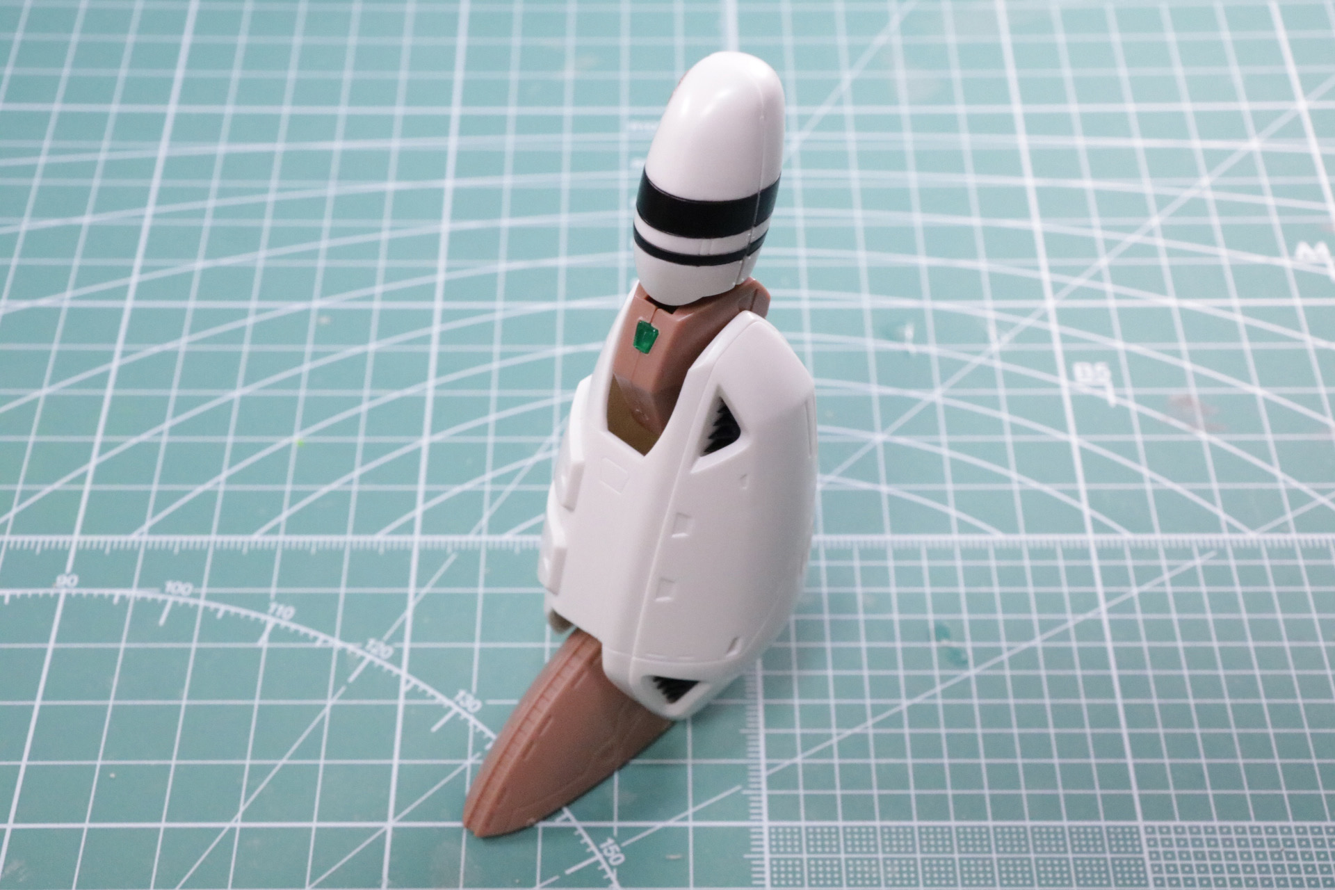 オーソドックスな構成だが、膝部分は大きく下腿部に繋がる部分が横軸となっている