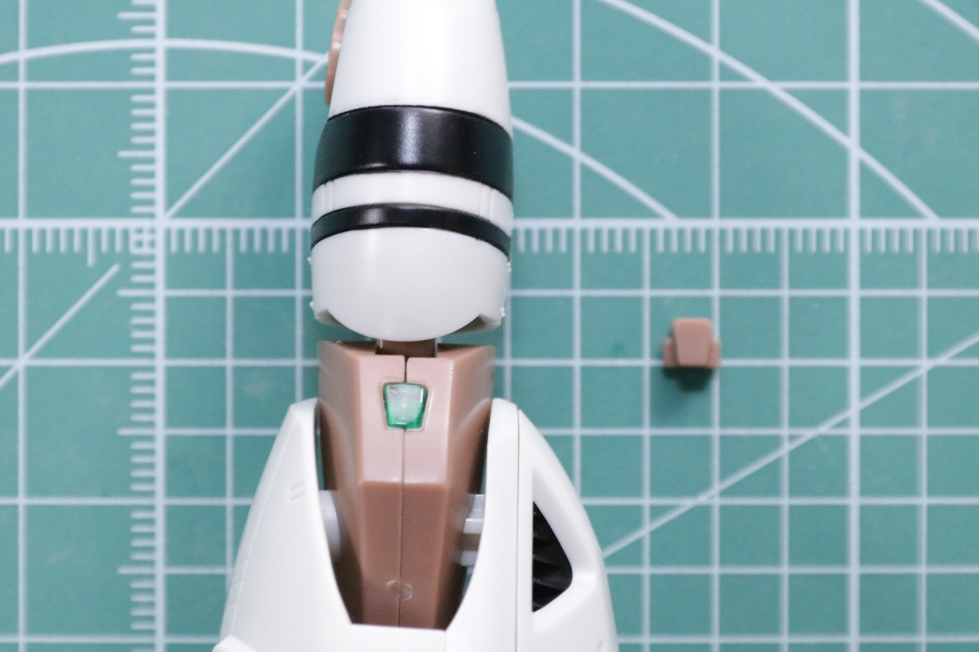 台形の部分はクリアパーツとブラウンの選択を選択して組み立て