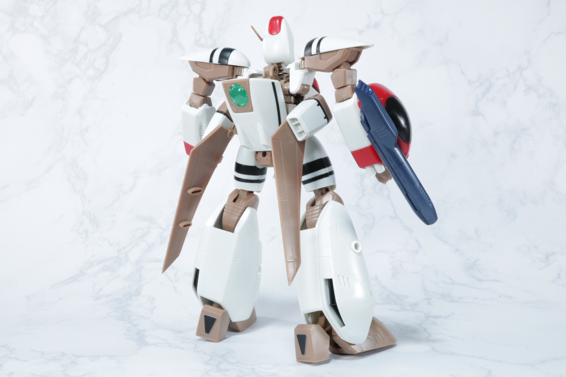 背面もスッキリした印象ながら素組状態でも見るモールドでディテールもバッチリ