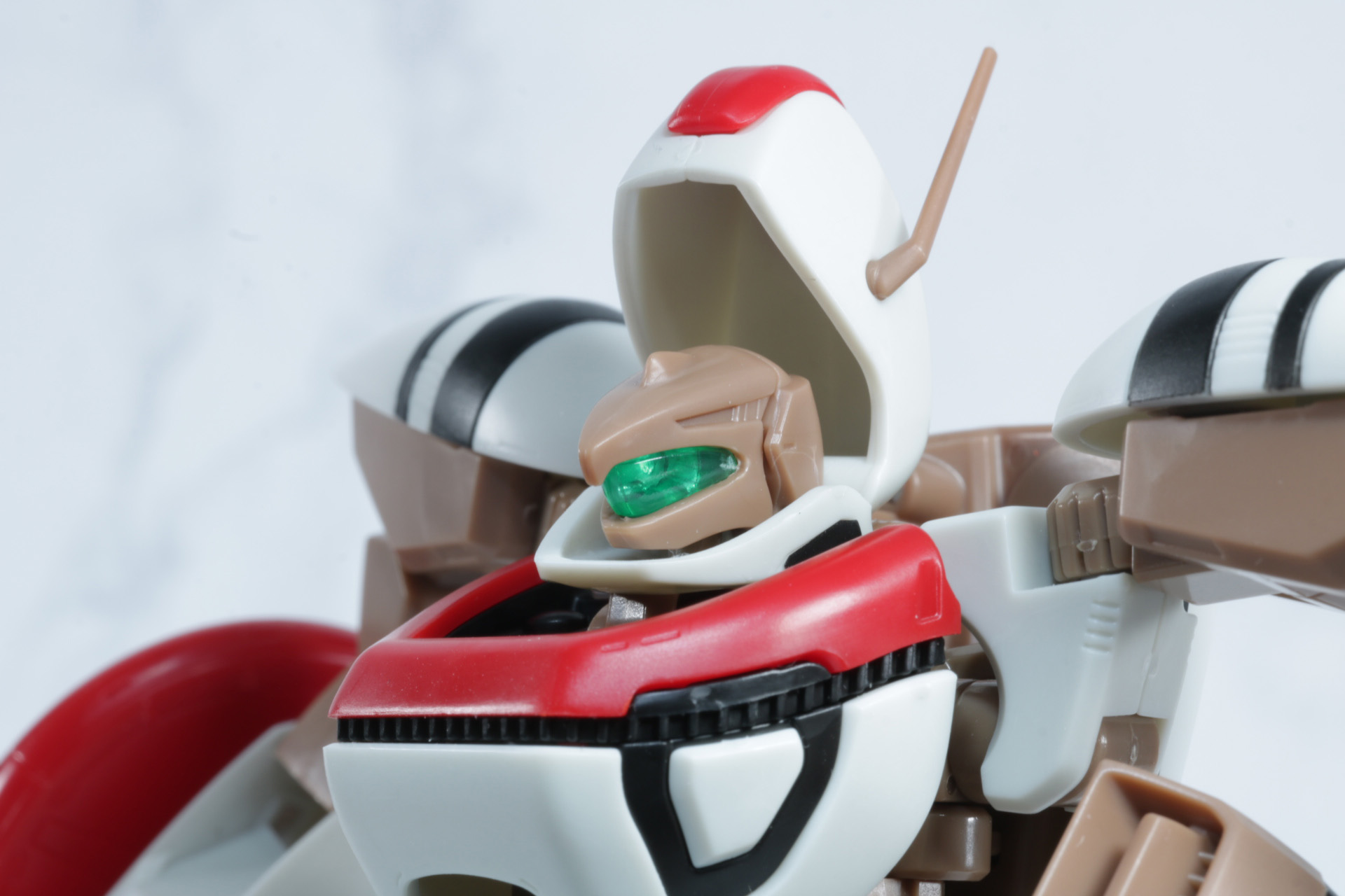 口を開いた鳥のような頭部デザインにバイザーが光る